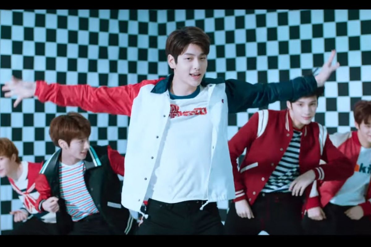 Bidik layar salah satu scene video musik lagu Crown milik TXT, boyband baru dari Big Hit Entertainment.