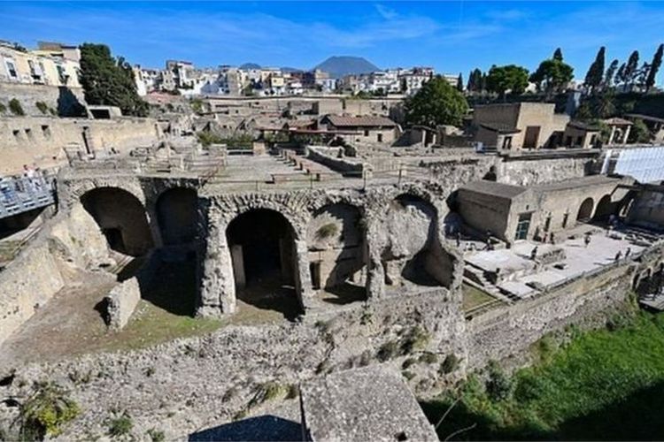 Herculaneum, kota di era Romawi kuno, juga terkubur materi vulkanik dari letusan Vesuvius.