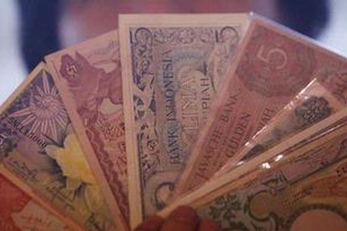 Ilustrasi : Lumin, pedagang uang lama menunjukkan uang lama rupiah pecahan kecil di tokonya di Jakarta, Sabtu (8/12/2012). Pemerintah berencana melaksanakan program redenominasi mata uang rupiah pada tahun 2013 mendatang. 