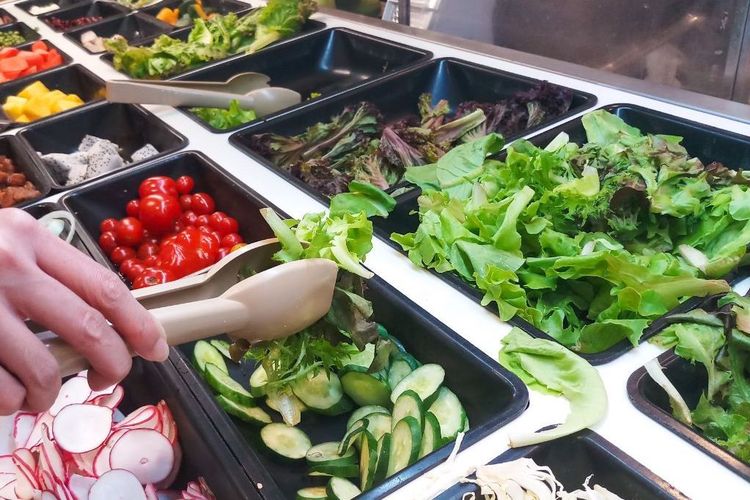 Ilustrasi salad bar, tren menikmati salad dengan memilih sendiri sayur dan buah yang diinginkan.