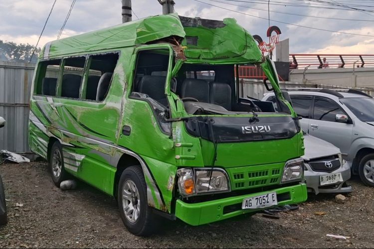 Minibus mengalami kecelakaan di Kabupaten Tulungagung Jawa Timur, yang mengakibatkan 8 orang luka-luka, Rabu (21/01/2026).