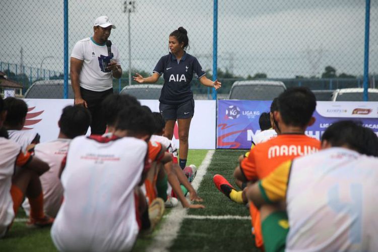 Senior Global Development Football Coach for Tottenham Hotspur Football Club Shannon Moloney menjawab pertanyaan dari peserta pelatihan di Dewantara Sport Center, Tangerang Selatan, Banten, Sabtu (27/1/2024). 