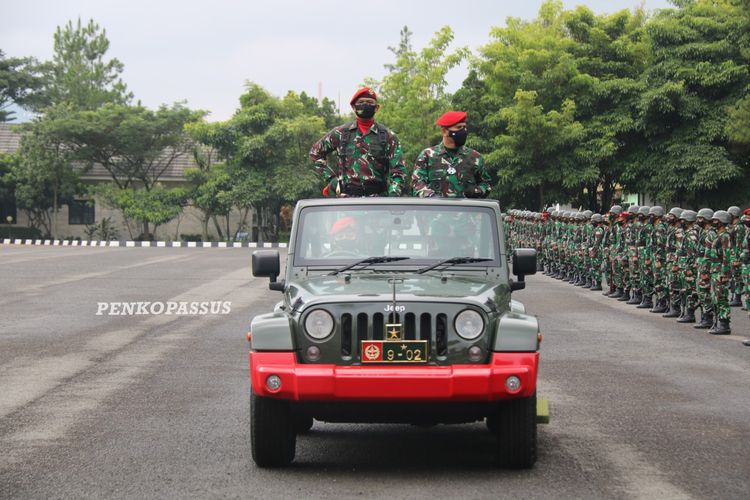 Sebanyak 227 taruna dan taruni akademi militer (akmil) mengikuti pendidikan para dasar gelombang I Komando Pasukan Khusus (Kopassus) di Lapangan Hitam Pusdiklatpassus, Batujajar, Bandung, Jawa Barat, Kamis (4/2/2021).