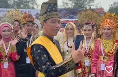 Momen Jokowi "Nge-Vlog" Pakai Baju Adat Jelang Upacara di Riau 