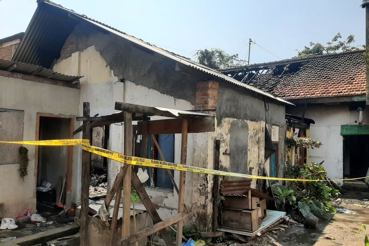 Garis Polisi terpasang di lokasi kebakaran Kocoran CT III, Caturtunggal, Kecamatan Depok, Kabupaten Sleman.