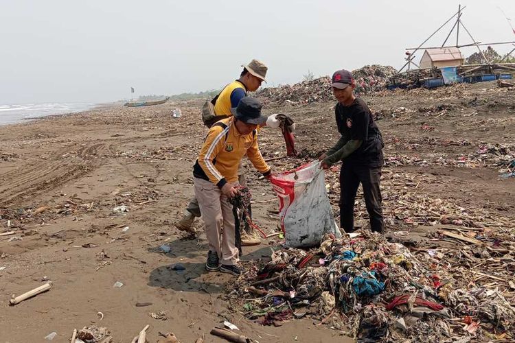 Aparat desa dan kecamatan masih melanjutkan pembersihan sampah di Pantai Loji, Desa Loji, Kecamatan Simpenan, Sukabumi, Jawa Barat, Selasa (10/10/2023)