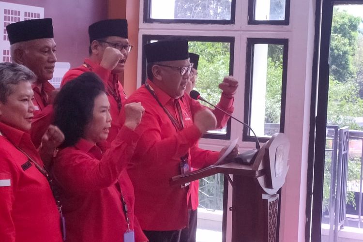 Sekretaris Jenderal PDI-P Hasto Kristiyanto beserta jajaran PDI-P saat konferensi pers usai pendaftaran bakal calon legislatif (bacaleg) di KPU RI, Jakarta, Kamis (11/5/2023).