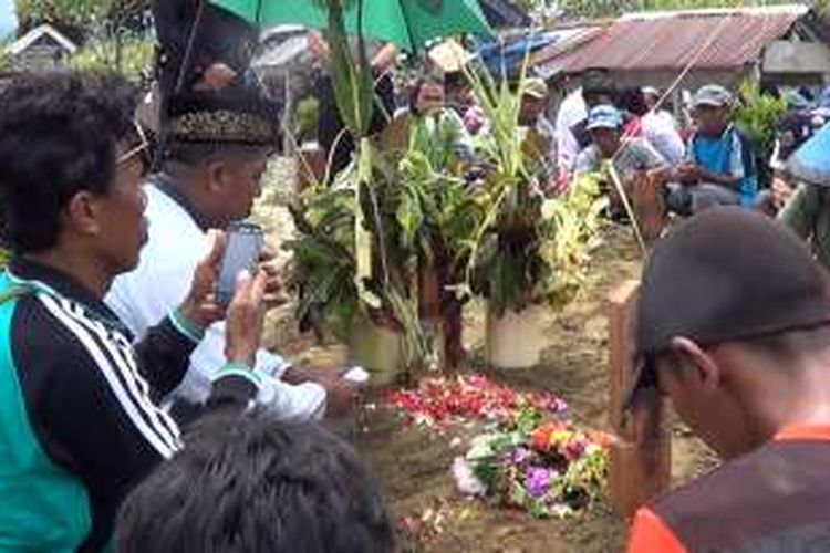 Mochamad Nurhadi (22 tahun), korban pengeroyokan Oknum Anggota DPRD Manokwari yang dimakamkan di lokasi pemakaman Satuan Pemukiman (SP) 3 DIstrik Prafi, Kabupaten Manokwari, Jumat (26/8/2016). 