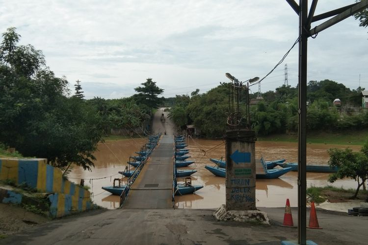 Jembatan penyeberangan perahu milik Haji Endang yang menghubungkan Dusun Rumambe 1, Desa Anggadita Kecamatan Klari dengan Desa Parungmulya Kecamatan Ciampel, Kabupaten Karawang, Rabu (29/12/201).