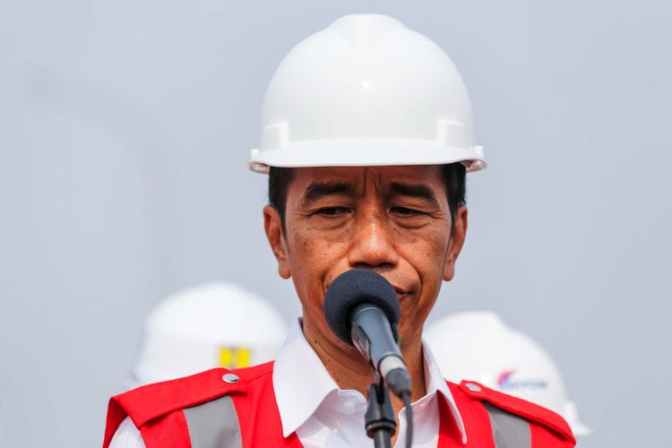 Presiden Joko Widodo memberikan sambutan peresmian Tol Bekasi-Cawang-Kampung Melayu (Becakayu) di kawasan Jakasampurna, Bekasi, Jawa Barat, Jumat (3/11/2017). Presiden Joko Widodo meresmikan ruas jalan tol yakni Seksi 1B dan 1C sepanjang 8,26 kilometer yang terbentang dari Cipinang Melayu-Pangkalan Jati-Jakasampurna. KOMPAS.com/GARRY ANDREW LOTULUNG