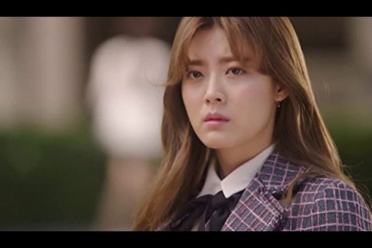 Nam Ji Hyun sebagai Eun Bong Hee dalam Drama Suspicious Partner (2017)