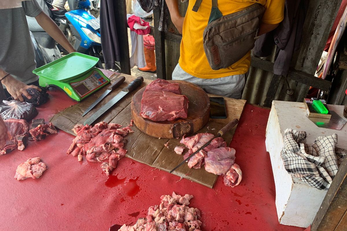 Ilustrasi penjual daging sapi di Pasar Jombang, Tangerang Selatan. 