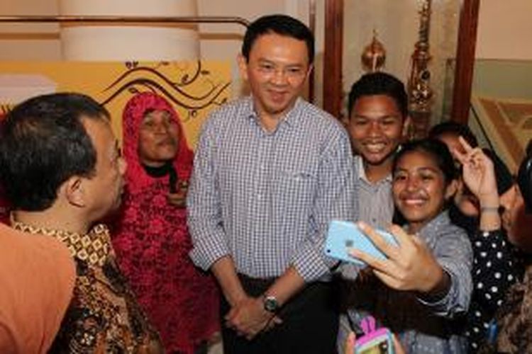 Gubernur DKI Basuki Tjahaja Purnama (Ahok) berfoto bersama warga yang sedang wisata di Balai Kota DKI Jakarta, Sabtu (12/9/2015).