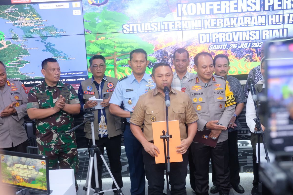 Gubernur Riau Abdul Wahid memberikan keterangan pers terkait perkembangan terkini penanganan kebakaran hutan dan lahan (karhutla) di Riau, Sabtu (26/7/2025), didampingi jajaran TNI, Polri, BNPB, dan instansi terkait lainnya. Penurunan signifikan titik api jadi bukti keberhasilan kerja kolaboratif lintas sektor.