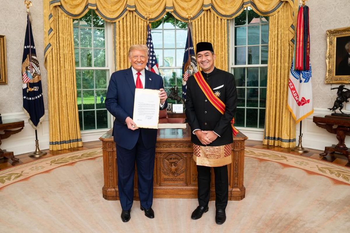 Muhammad Lutfi saat menjadi Dubes RI untuk AS, berpose bersama Presiden AS Donald Trump di Gedung Putih usai menyerahkan surat-surat kepercayaan yang menandai awal tugasnya sebagai perwakilan Indonesia di Negeri Paman Sam.