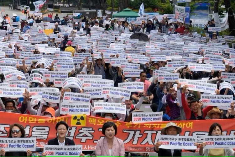 Nelayan Korea Selatan menggelar protes menentang keputusan Pemerintah Jepang untuk melepaskan air limbah radioaktif dari PLTN Fukushima, dalam aksi di depan Majelis Nasional di Seoul, Korea Selatan, 12 Juni 2023. 
