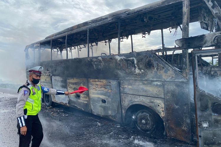 Bangkai Bus Pariwisata PO Al Mubarok yang terbakar di Tol Pandaan - Malang Jawa Timur, Minggu (6/3/2022).