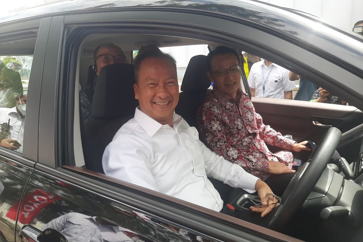 Menteri Perindustrian RI Agus Gumiwang Kartasasmita mencoba Kijang Innova Zenix Hybrid yang akan diekspor hari ini, Karawang, Selasa (21/2/2023)