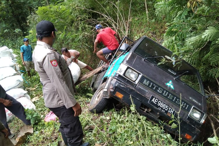 TERGULING--Satu orang dilaporkan tewas setelah mobil pikup memuat 1,8 ton jagung terguling di Jalan Raya Suru  Sooko, Desa Suru, Kecamatan Sooko, Kabupaten Ponorogo, Jawa Timur, Sabtu (18/4/2023).