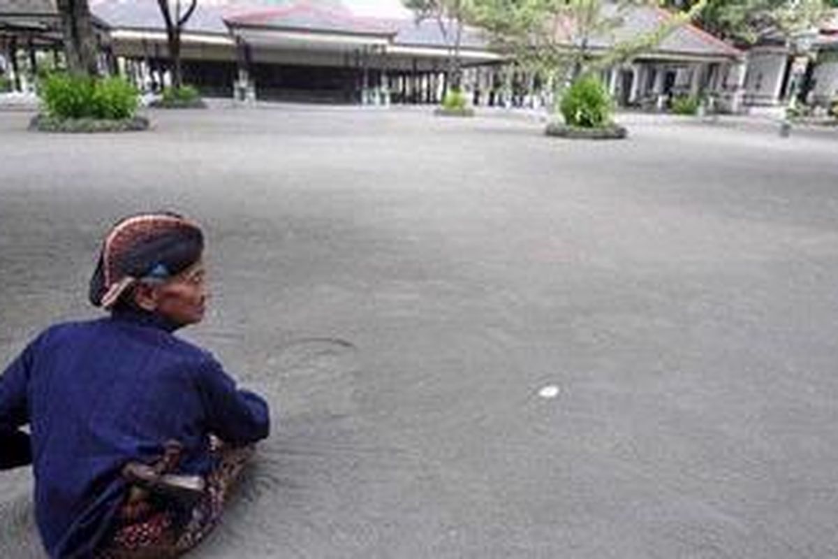 Abdi dalem Darno Pawoko berjaga di seberang Bangsal Kencono di kompleks Keraton Yogyakarta, Yogyakarta, Kamis (18/11/2010)  