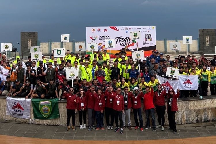 Sebanyak 155 atlet dari Aceh hingga Papua turut serta dalam pertandingan lari trail atau lari lintas alam yang pertama kali dipertandingkan dalam eksibisi Pekan Olahraga Nasional (PON) XXI Aceh-Sumatera Utara 2024 di Kawasan Danau Toba, Tongging, Kabupaten Karo, Sumatera Utara, Rabu (11/9/2024).
