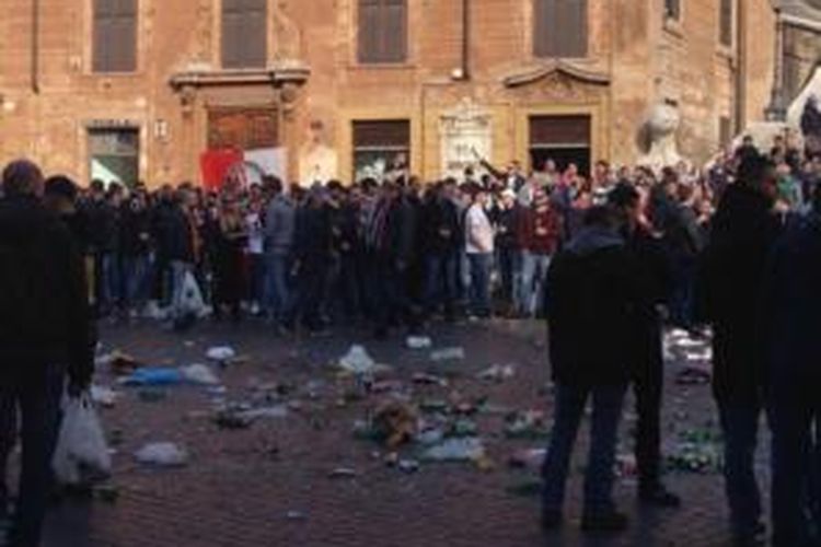 Suasana di Kota Roma, Italia, seusai terjadi bentrokan antara suporter Feyenoord dan kepolisian setempat. 