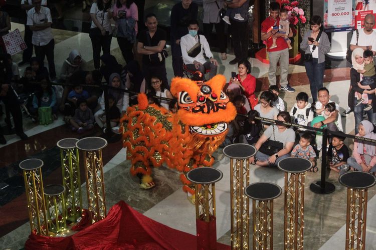 Suasana pertunjukan Barongsai Kong Ha Hong menghibur pengunjung di Pondok Indah Mall, Kebayoran Lama, Jakarta Selatan, Senin (20/1/2020). Pertunjukan ini diadakan guna menyambut perayaan Imlek 2571.