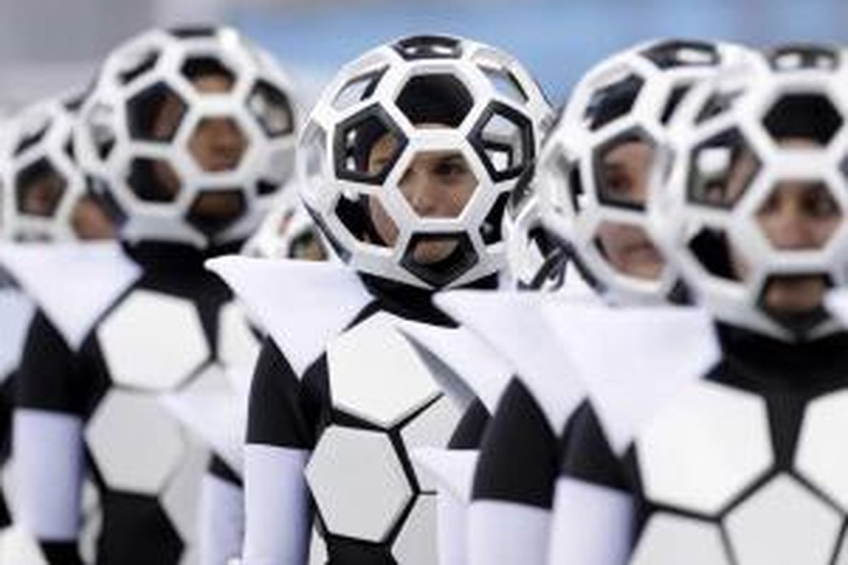 Penampilan kesenian di acara pembukaan Piala Dunia 2014 sebelum laga perdana Brasil melawan Kroasia di Itaquerao Stadium di Sao Paulo, Brasil, 13 Juni 2014.