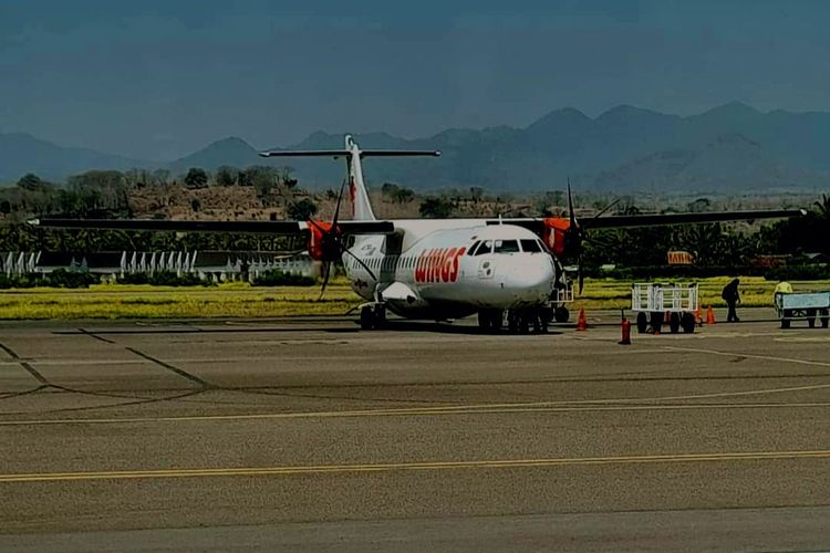 Pesawat Wings Air saat di bandara Sumbawa 