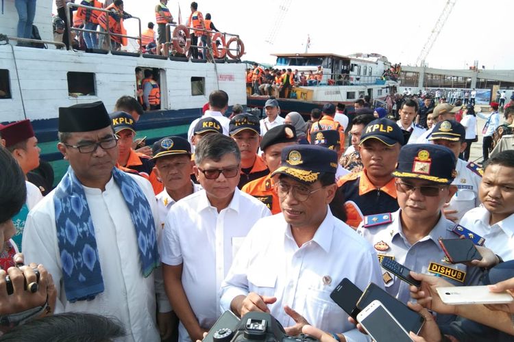 Menteri Perhubungan Budi Karya mengapresiasi kegiatan bantuan 1.400 life jacket dari IKA ITS untuk kapal rakyat.