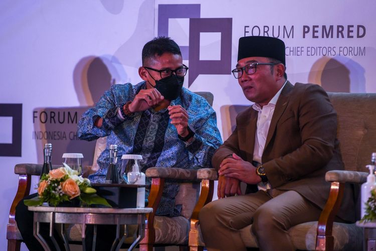 Menteri Pariwisata dan Ekonomi Kreatif Sandiaga Uno (kiri), berbincang dengan Gubernur Jawa Barat Ridwan Kamil (kanan) saat menjadi pembicara dalam diskusi Forum Pemimpin Redaksi Indonesia (Forum Pemred) di Jakarta, Jumat (5/8/2022). Diskusi dengan para tokoh nasional tersebut untuk memperingati ulang tahun ke-10 Forum Pemred dengan mengangkat tema Memajukan Pers, Menyatukan Bangsa . ANTARA FOTO/Galih Pradipta/nym.