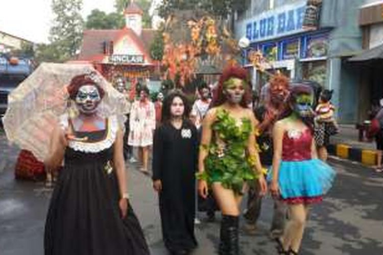 Halloween saat berkeliling di kawasan Museum Angkut, Kota Batu, Jawa Timur untuk menyapa pengunjung, Minggu (30/10/2016)