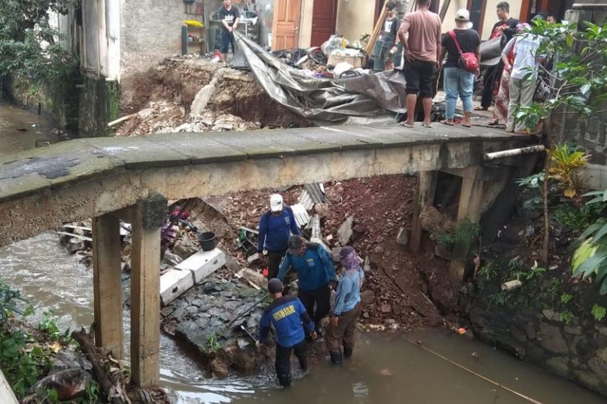 Tanah Longsor di RT 05 RW 03 Kelurahan Tanah Baru, Kecamatan Beji pada pukul 12.10 WIB, Kamis (6/12/2018).