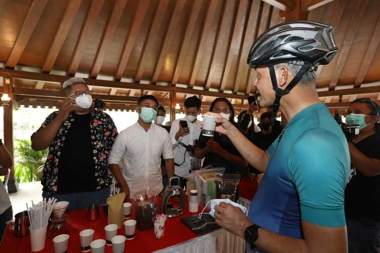 Gubernur Jawa Tengah Ganjar Pranowo yang menyempatkan singgah di stand Festival Kopi Magelang (Magelang Coffee Fest) di kompleks Candi Borobudur, Kabupaten Mageang, Jawa Tengah, Minggu (26/9/2021).