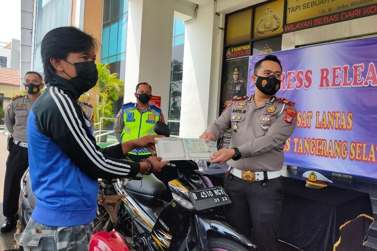 Marwan (kiri) bersama Kasatlantas Polres Tangerang Selatan AKP Bayu Marfiando saat penyerahan sepeda motor baru, Senin (26/4/2021).