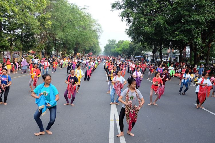 Ribuan penari berlatih menari gambyong di ruas Jalan Slamet Riyadi Solo, Minggu (22/4/2018).