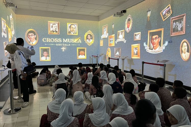 Suasana SD Negeri Tembok Dukuh saat menonton tayangan dengan konsep pameran imersif dalam Pameran Cross Musea 2025 di Museum dr. Soetomo Surabaya, Rabu (21/5/2025). 