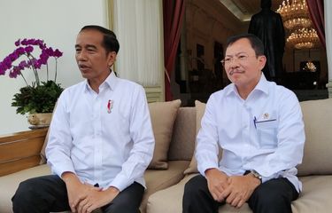 Presiden Joko Widodo bersama Menteri Kesehatan Terawan Agus Putranto mengumumkan kasus pertama positif Corona di Indonesia, di Istana Kepresidenan, Jakarta, Senin (2/3/2020).