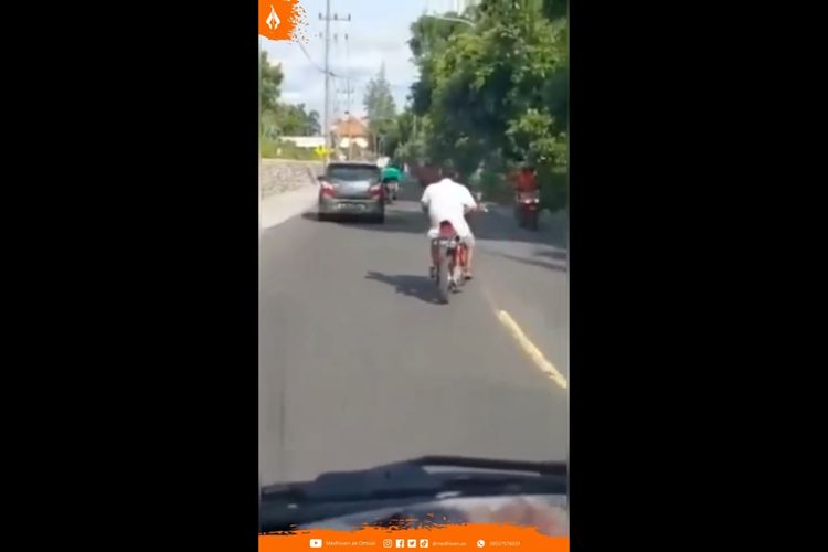  ZIG-ZAG—Pengendara berinisial S mengemudikan sepeda motor secara zig-zag di Jalan Ahmad Yani Kota Madiun. Aksinya direkam video oleh penumpang mobil dibelakangnya hingga akhirnya viral di media sosial. 