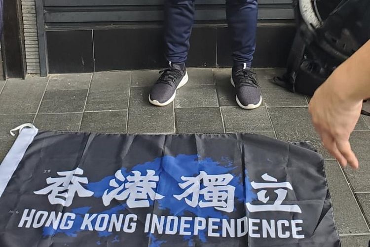 Bendera Hong Kong Merdeka dibeberkan oleh seorang pria di Hong Kong, Rabu (1/7/2020)