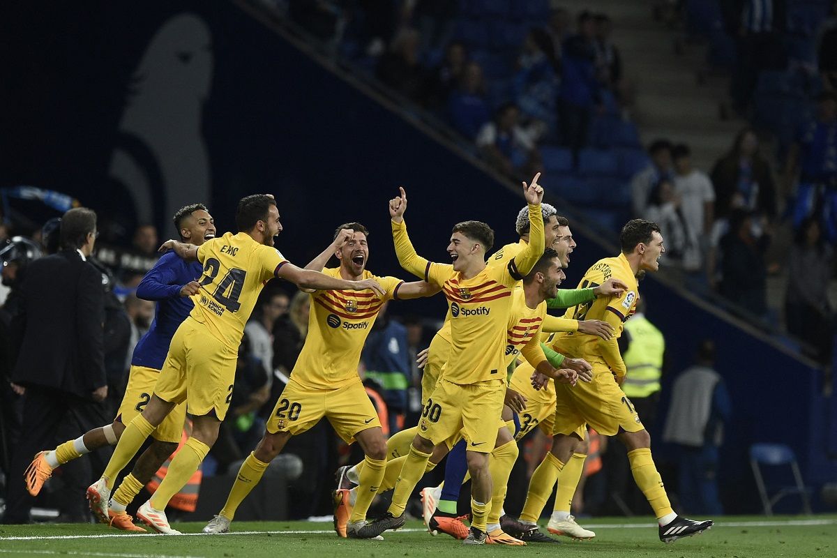 Pemain Barcelona melakukan selebrasi seusai dipastikan menjadi juara Liga Spanyol 2022-2023. Barcelona memastikan gelar juara Liga Spanyol saat bertamu ke markas Espanyol, Senin (15/5/2023) dini hari WIB.
