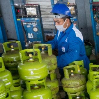 Petugas menyiapkan tabung gas LPG di salah satu depot di bawah Pertamina Pemasaran Regional Jawa Bagian Tengah, Senin (26/4/2021) (Dok. Pertamina Regional Jawa Tengah)