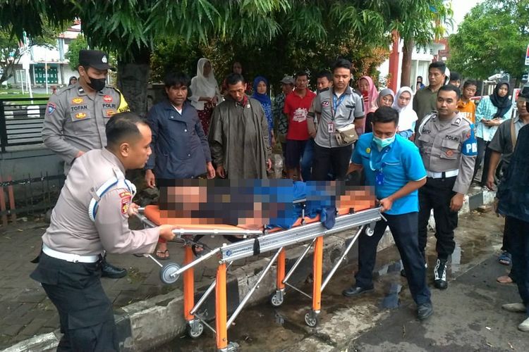 Polisi mengevakuasi pria lanjut usia yang ditemukan tergeletak tak sadarkan diri di depan Pasar Segamas PurbaIingga, Jawa Tengah, Kamis (25/1/2024) sore.