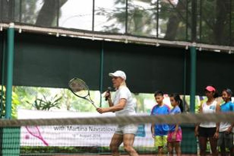 Mantan petenis nomor satu dunia, Martina Navratilova, memberikan coaching clinic untuk para petenis muda Indonesia, di Hotel Borobudur, Jakarta, Sabtu (16/8/2014).