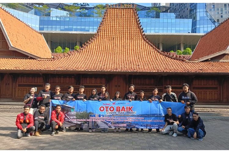 Anggota V 160 Community Jakarta dan Komunitas Honda Beat Jakarta saat program Oto Baik. 