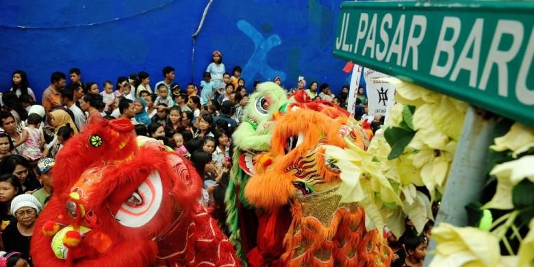 ILLUSTRASI - Barongsai beraksi dalam Festival Passer Baroe, Jakarta, Jumat (24/6/2011). Acara yang diselenggarakan untuk memeriahkan HUT Ke-484 Kota Jakarta ini memberi potongan harga bagi pengunjung yang berbelanja di Pasar Baru, Jakarta.