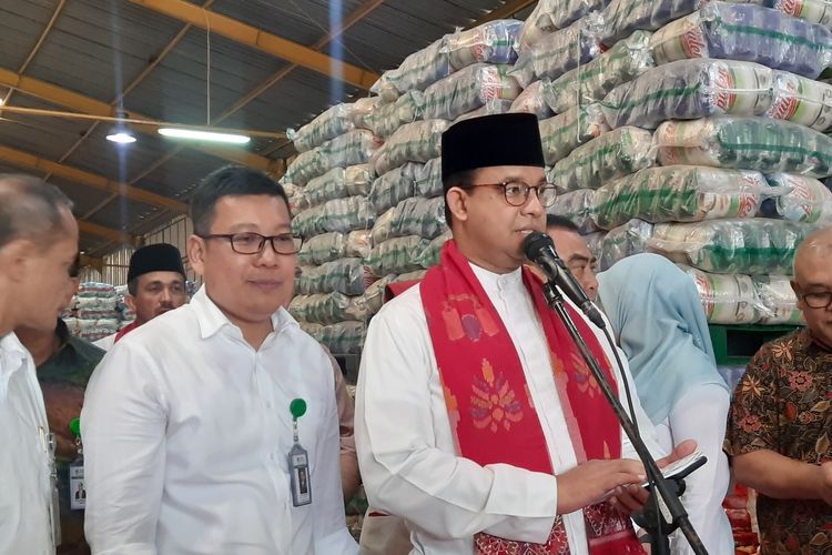Gubernur DKI Jakarta Anies Baswedan saat meninjau stok pangan jelang natal dan tahun baru di gudang milik Food Station, Cipinang, Jakarta Timur, Jumat (20/12/2019)