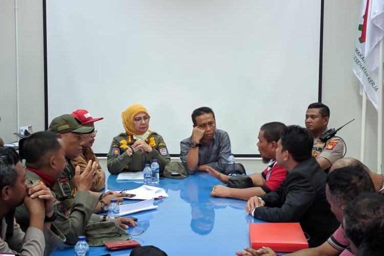 Dialog perwakilan warga Kampung Bulak dengan Satpol PP Kota Depok di Cisalak, Depok, Senin (11/11/2019)