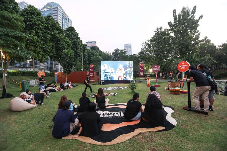 Suasana penonton Guinness Smooth Session 2022 di Hutan Kota GBK Senayan, Jakarta pada Sabtu (30/7/2022). Sejumlah musisi seperti The Adams, Jason Ranti, Shaggy Dog tampil pada acara ini.