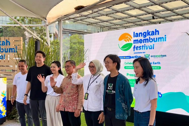 Langkah Membumi Festival (LMF) 2024 kembali hadir di tahun ketiganya, kali ini berlokasi di Senayan Park, Jakarta pada tanggal 2-3 November 2024. Mengusung tema CollaborAction for the Earth, festival ini menghadirkan serangkaian agenda yang berfokus pada sinergi praktik keberlanjutan dan ekonomi sirkular.